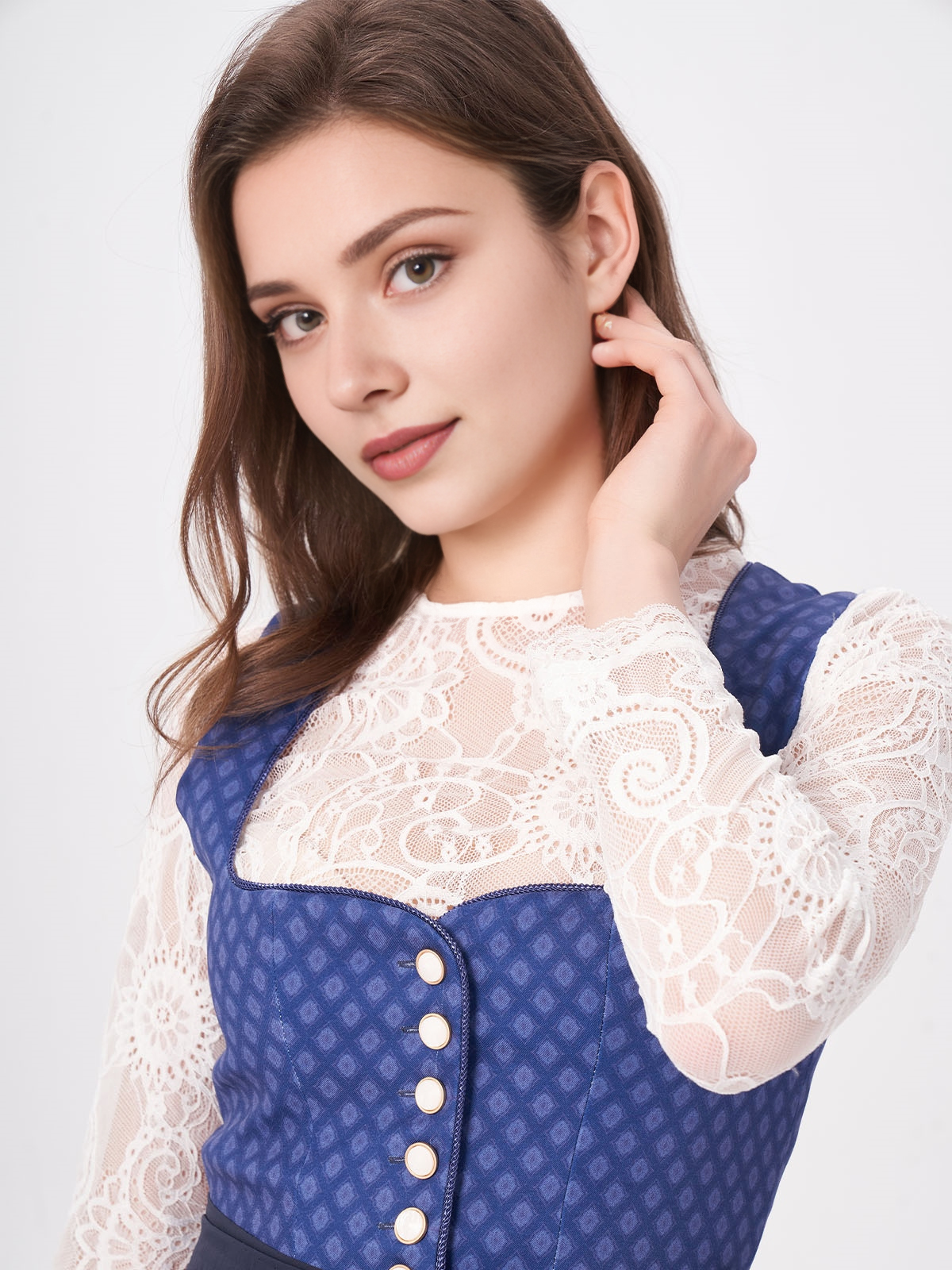 Elegantes Dirndl in Blau mit traditionellen Details