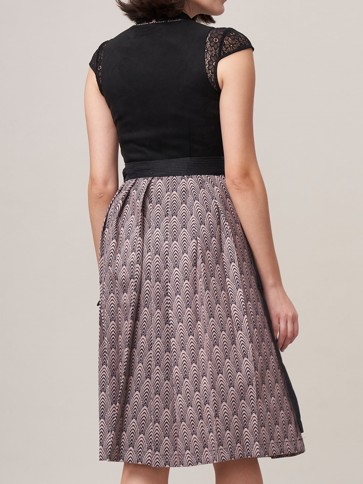 Ein elegantes blaues hochgeschlossenes Dirndl