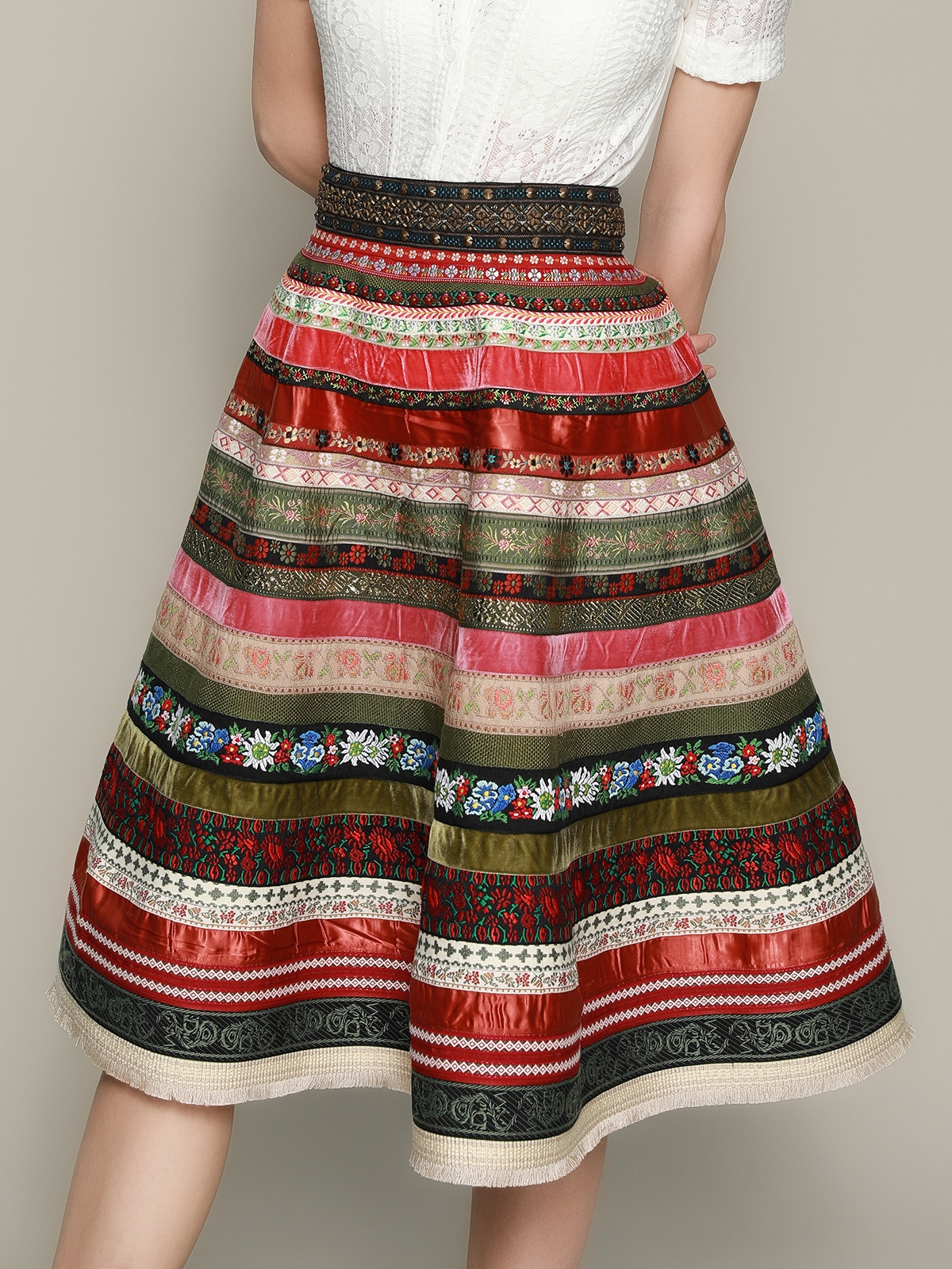 Rote Samt-Dirndl mit traditionellem Design