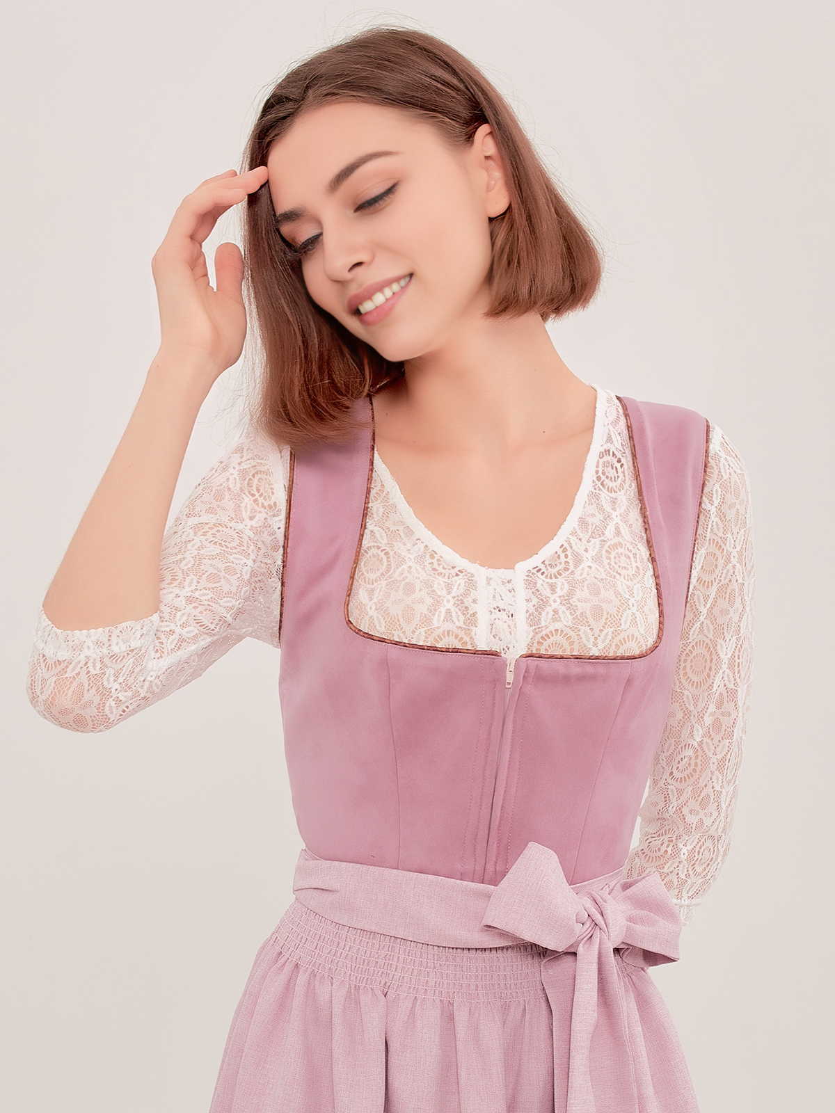 Rote Dirndlbluse mit floralen Details