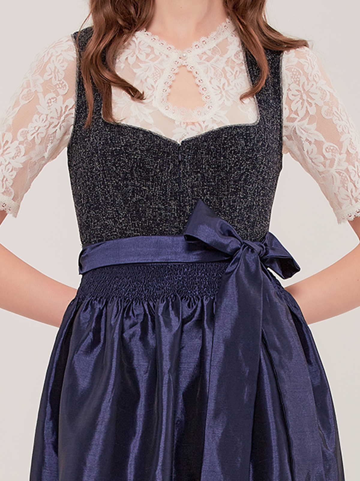 Modernes grau rosa Dirndl mit schlanker Silhouette