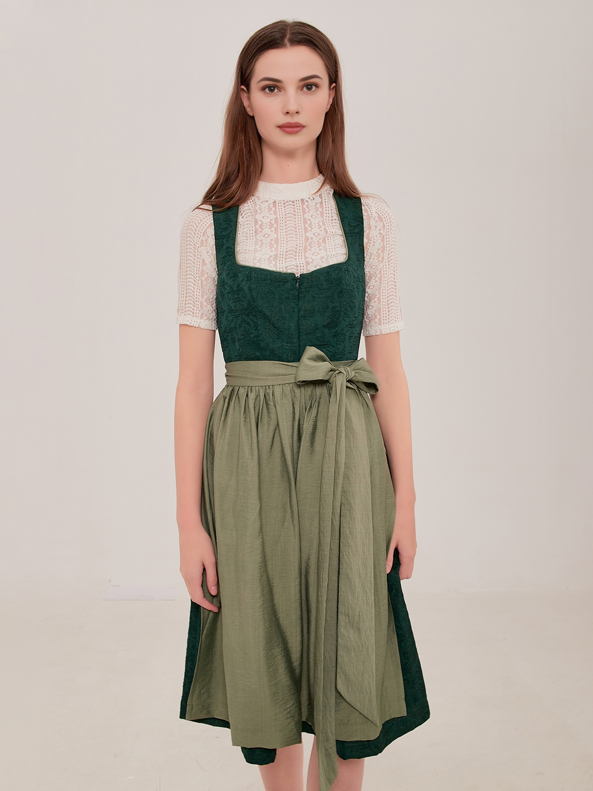 Modernes Dirndl in Grün – perfekt für stilvolle Auftritte