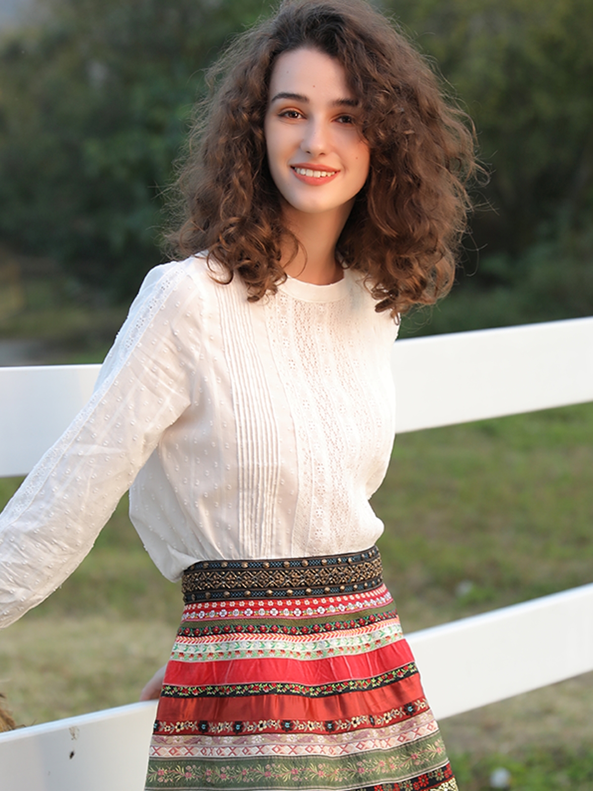 Dirndl in Weiß mit Spitzenbluse