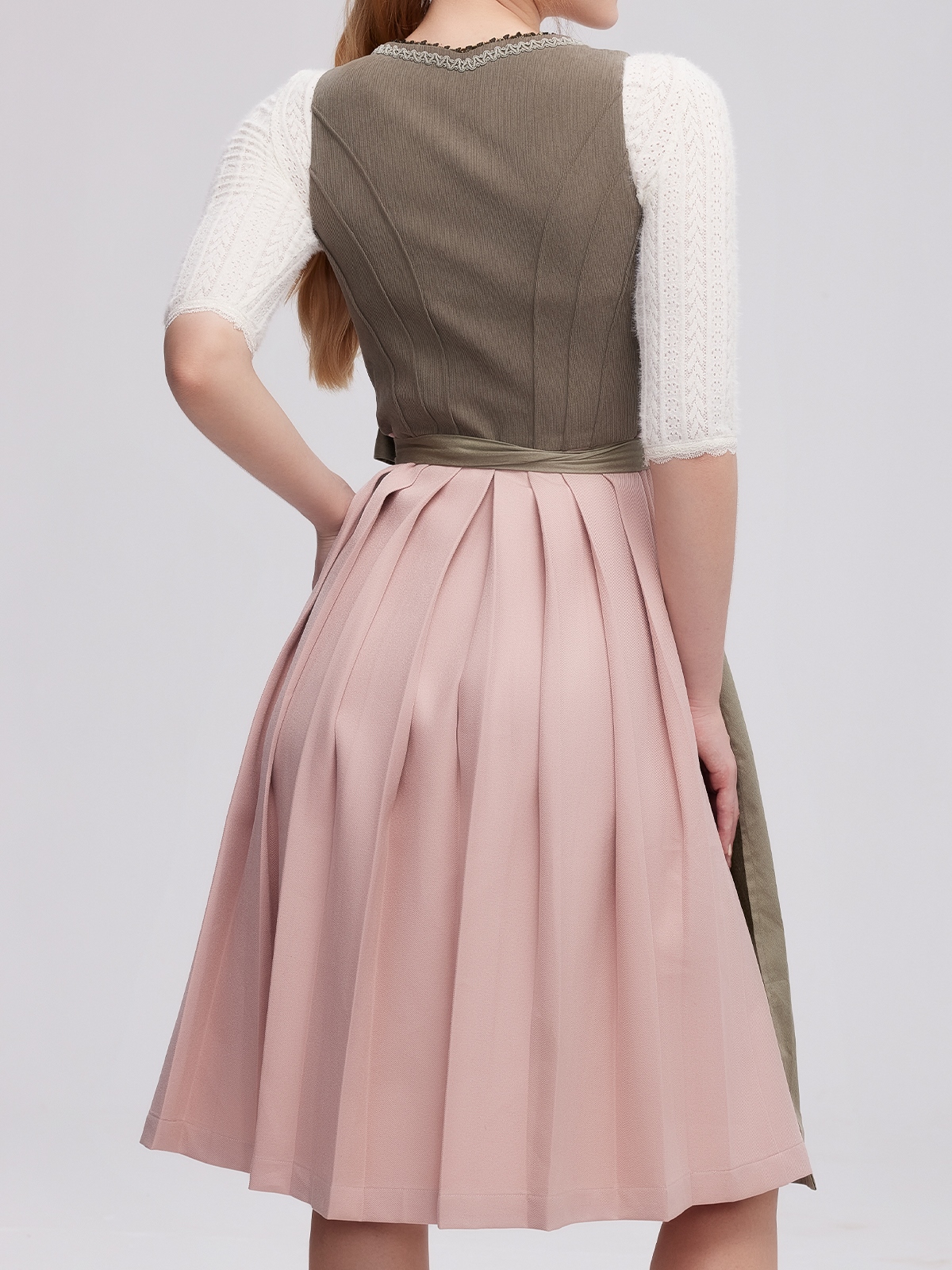 Dirndlbluse Langarm in Grün mit floralen Details