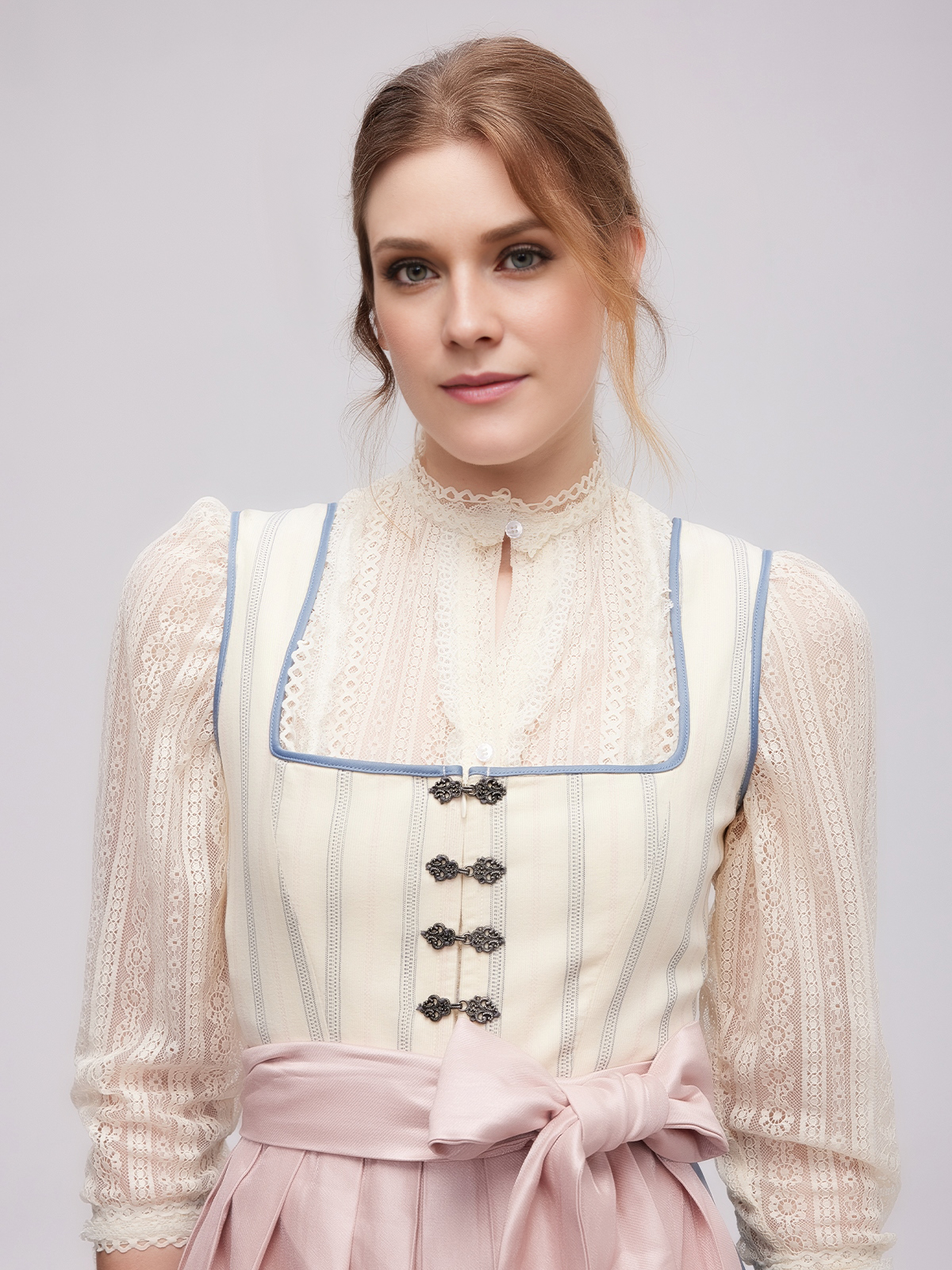 Elegante lange Dirndlbluse in Beige