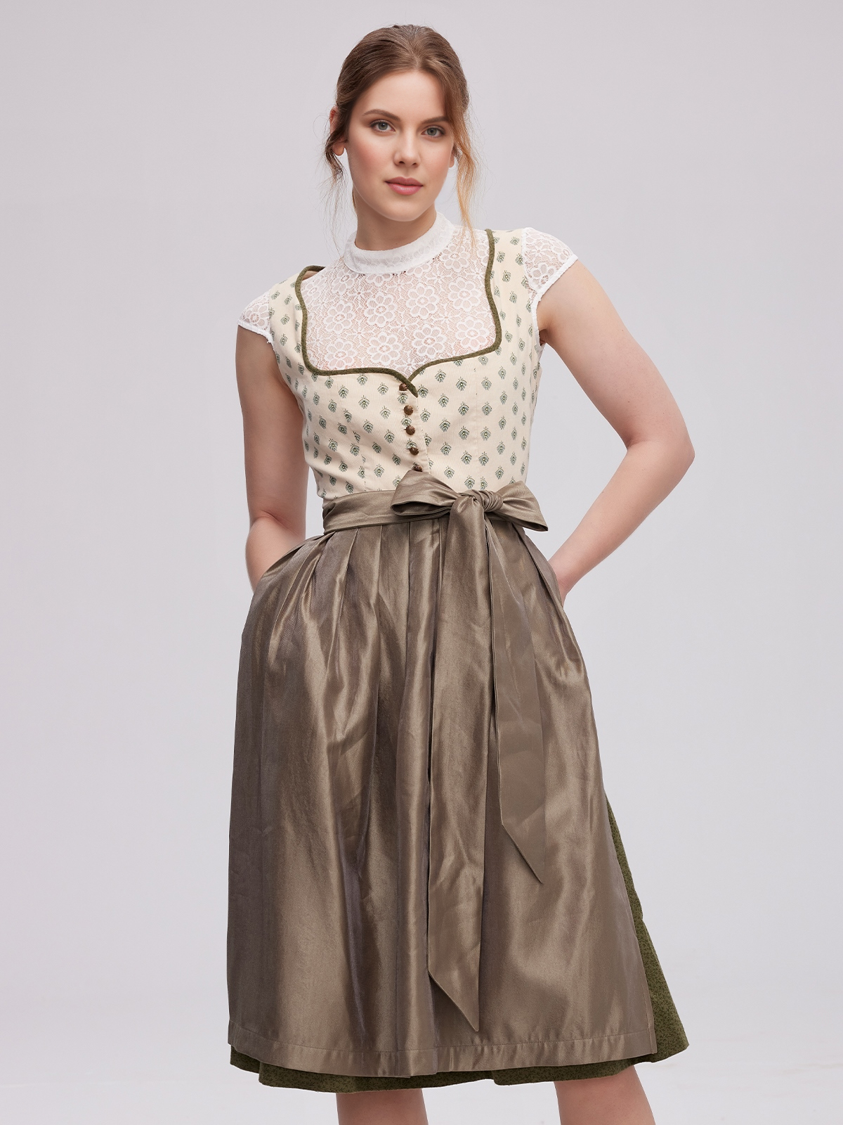 Dirndl in Schwarz und Silber – ein Blickfang auf jedem Fest