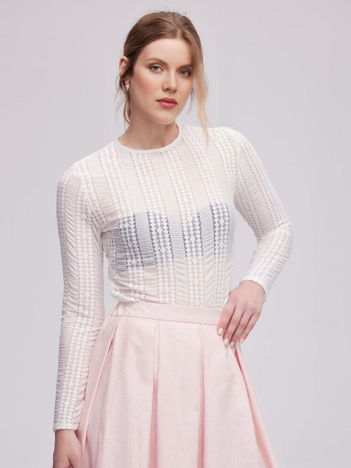 Modernes Dirndl in Weiß mit figurbetonter Taille