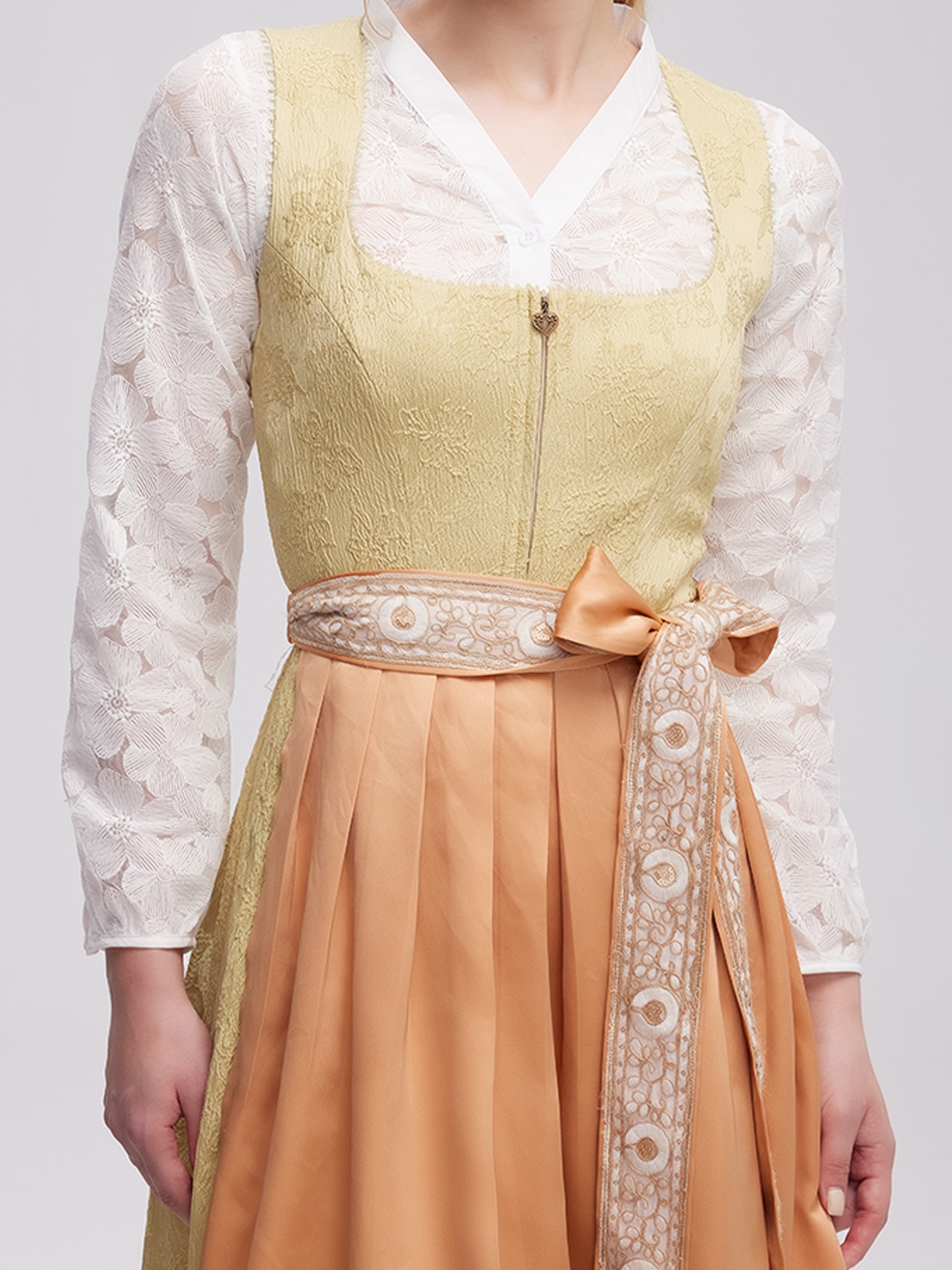 Ein modernes rot-weißes Dirndl mit floralen Akzenten