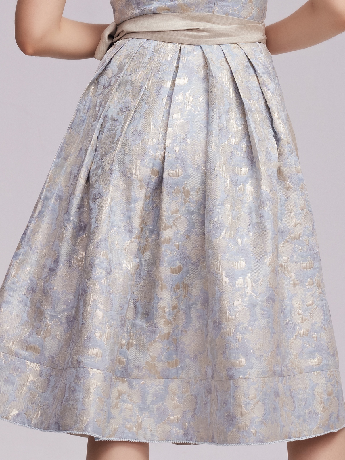 Dirndl samt blau – elegante Tracht für festliche Anlässe