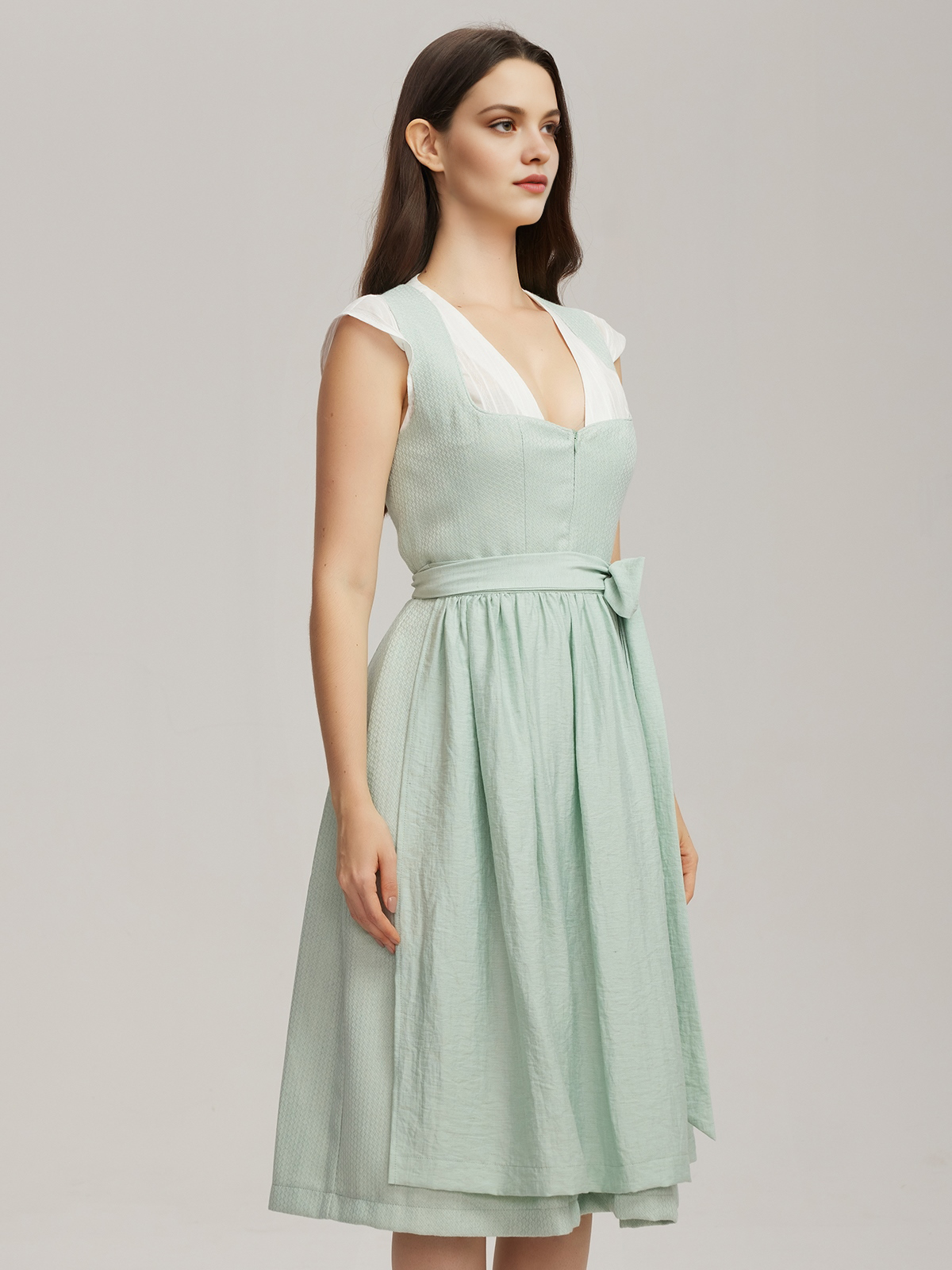 Dirndl in Grün mit traditioneller Schürze