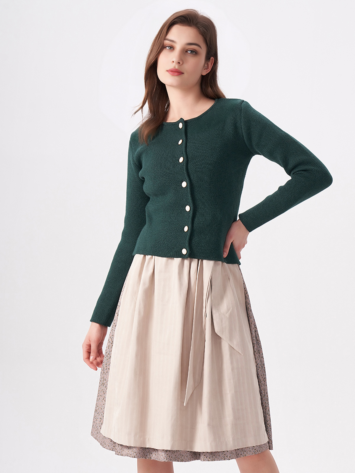 Modernes Dirndl in Grün mit figurbetonter Silhouette