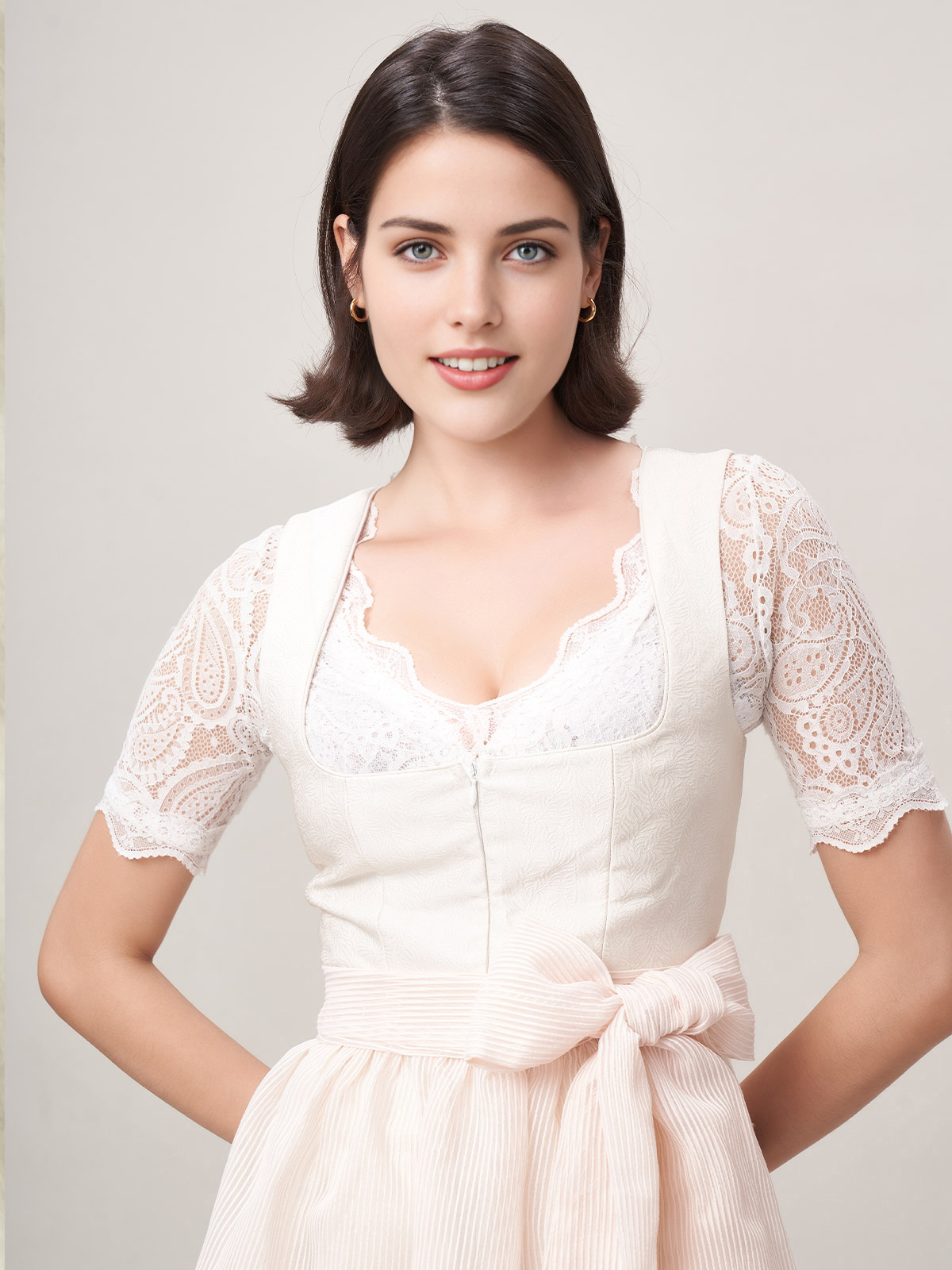 Weiße Kinderbluse im Dirndl-Stil