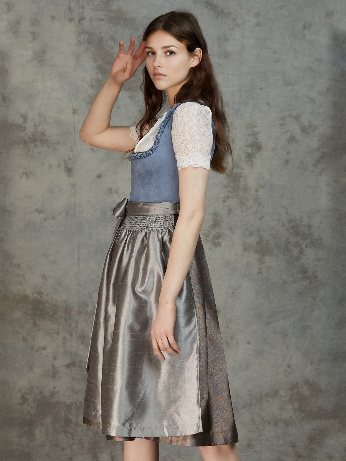 Modernes blaues Dirndl von Jamei mit schlankem Schnitt und floralen Details