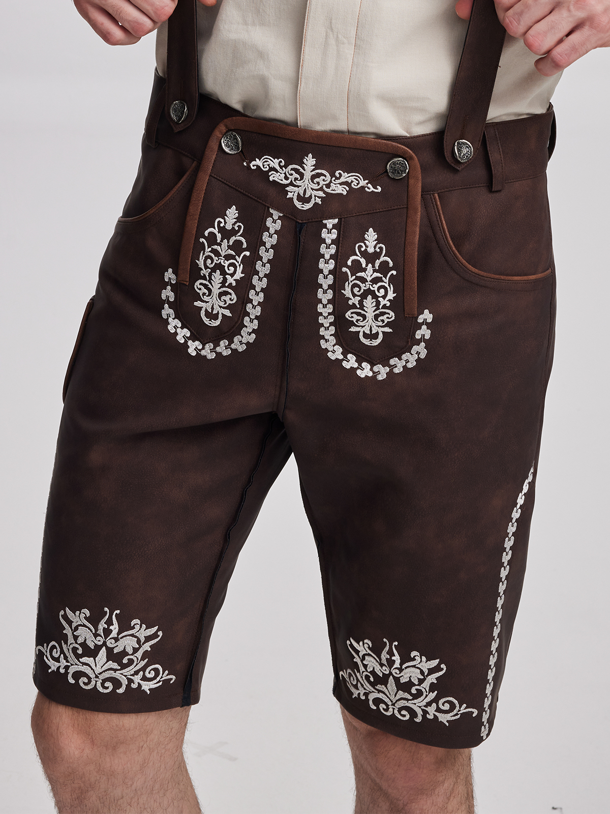 Moderne Dirndlbluse mit Lederhose