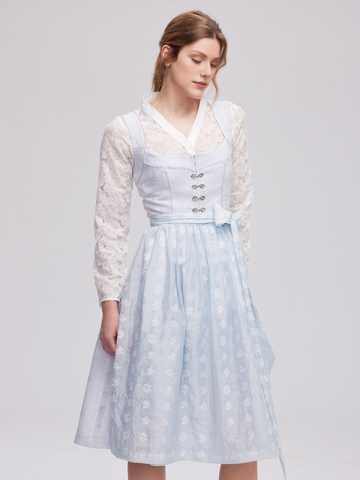 Schwarzes Dirndl mit blauer Schürze