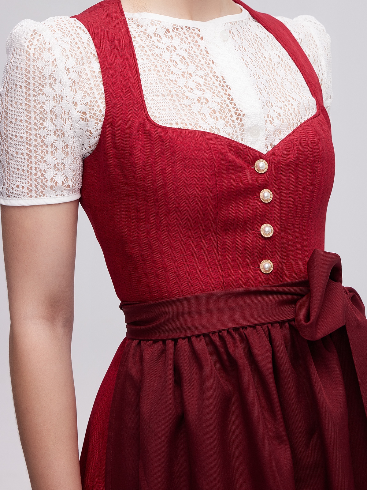 Dirndl Weinrot Samt – Eleganz in Perfektion