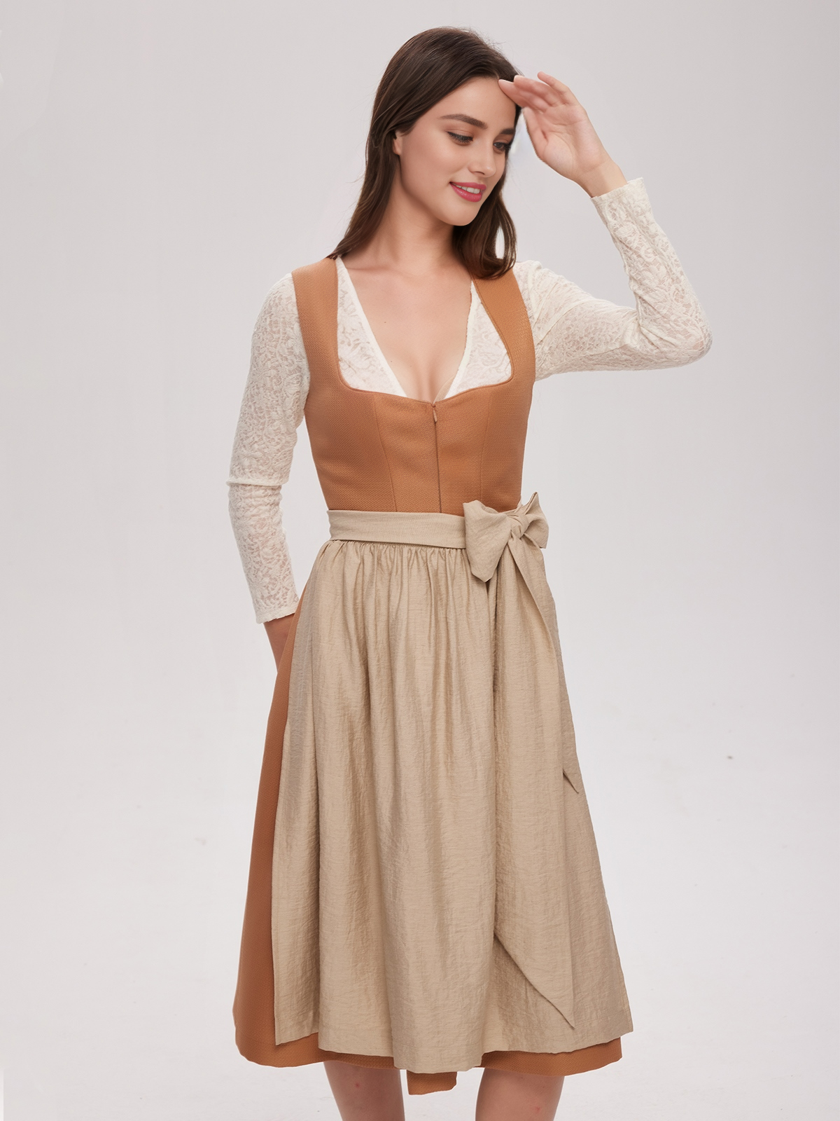Beige Dirndlbluse mit blauem Dirndl