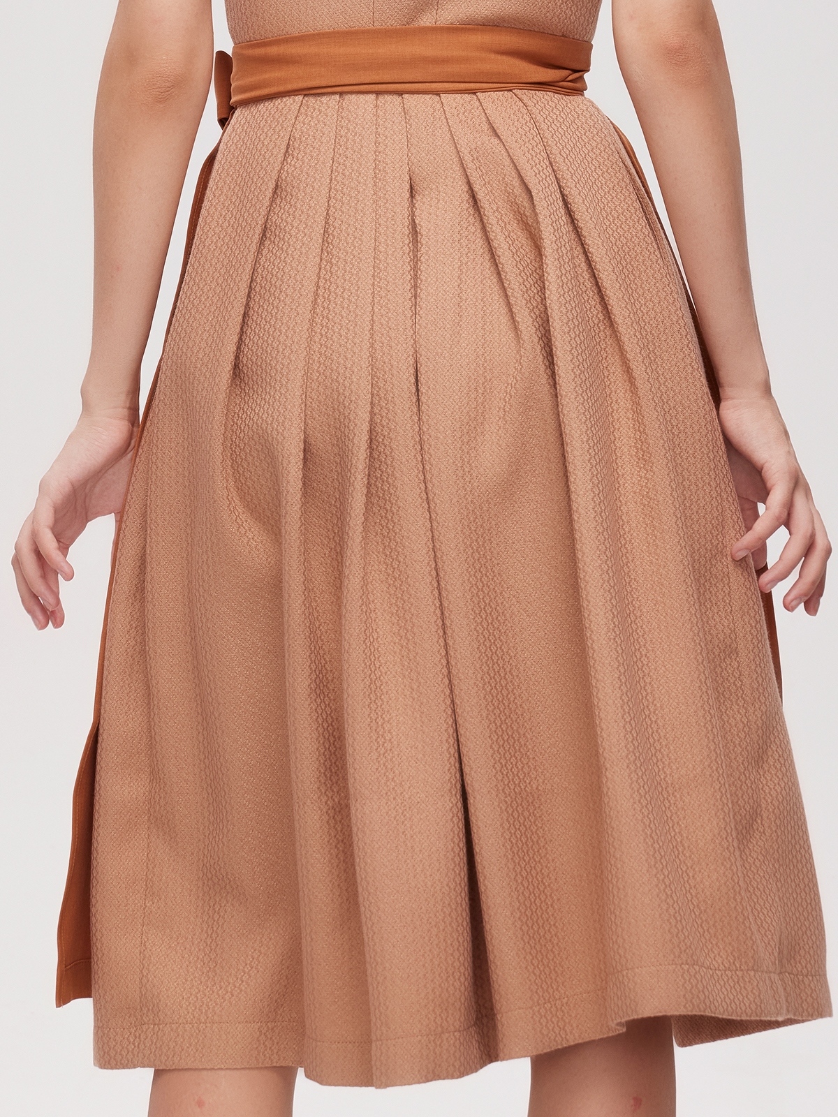 Modernes dunkelblaues Samt Dirndl mit schlanker Silhouette